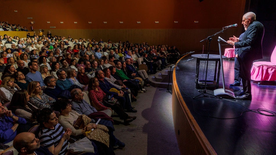 El director del festival, Ignacio Amestoy, en su discurso previo a la actuación de La Garnacha.