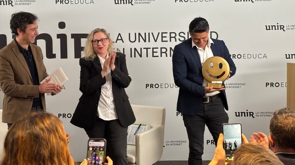 El momento de la entrega del premio.