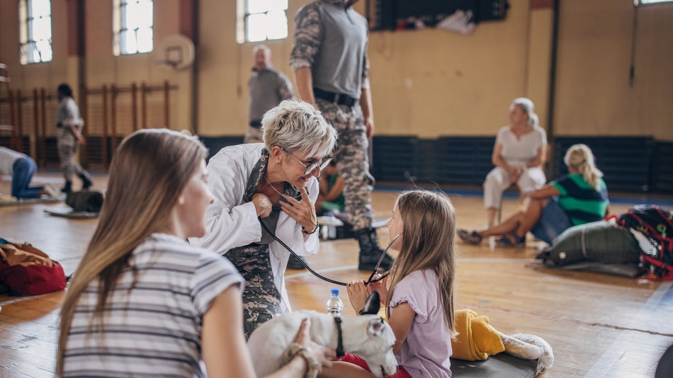La ayuda humanitaria es un apoyo que se ofrece en situaciones de emergencia tras el impacto de conflictos o desastres naturales