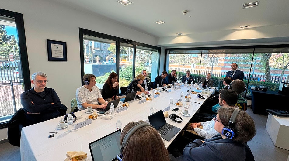 Expertos reunidos con autoridades acad&eacute;micas e institucionales en el rectorado de UNIR.