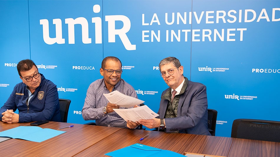 De derecha a izquierda: Am&iacute;lcar Mantilla, vocal del directorio y presidente de la Comisi&oacute;n de F&uacute;tbol Amateur (CONFA); Omar Estupi&ntilde;&aacute;n, presidente de la Comisi&oacute;n Acad&eacute;mica de FEF; y Alfredo Timmermans, director ejecutivo de Pol&iacute;ticas P&uacute;blicas de UNIR.