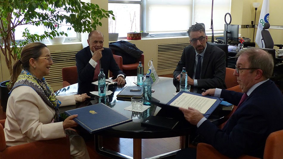 El acto de firma tuvo lugar en la sede de la OISS, presidido por su secretaria general, Gina Magnolia Ria&ntilde;o Bar&oacute;n.