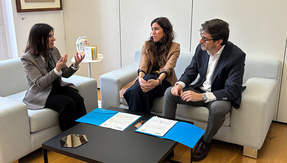 Representantes de evercom y UNIR durante la firma del convenio.