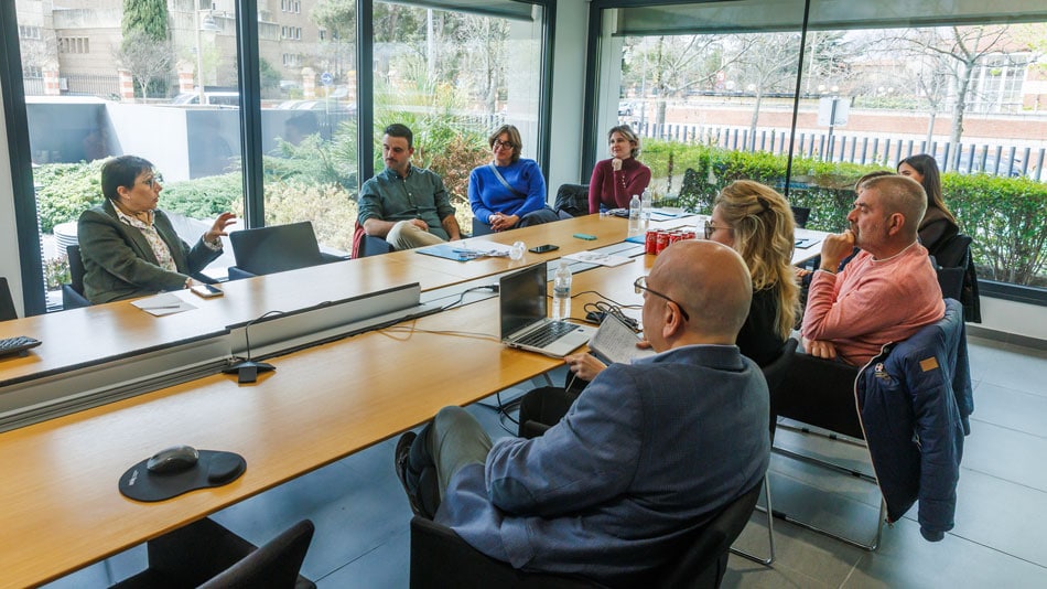 Reunión de los representantes con la vicerrectora de estudiantes, Adela López, en el rectorado.