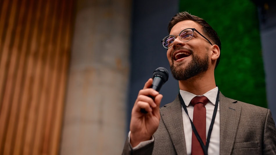 El tono de voz es una herramienta clave para modificar la intención de un mensaje, expresar autoridad y conectar con la audiencia