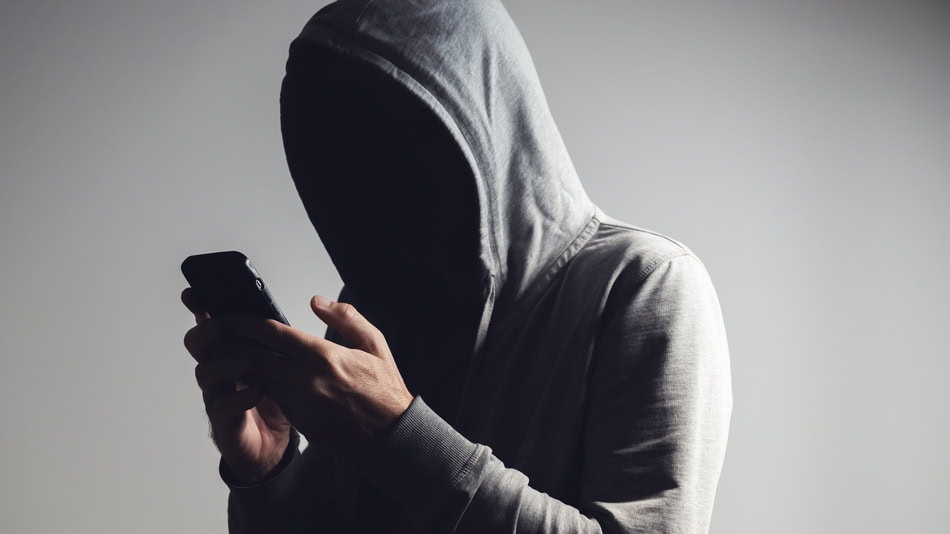 Suplantar la identidad de otra persona, sea en el mundo real o en las redes sociales, constituye una actividad ilícita y fraudulenta