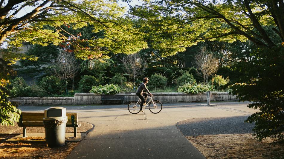 Entre los beneficios de andar en bici están la mejora cardiovascular, el fortalecimiento muscular y la reducción del cortisol
