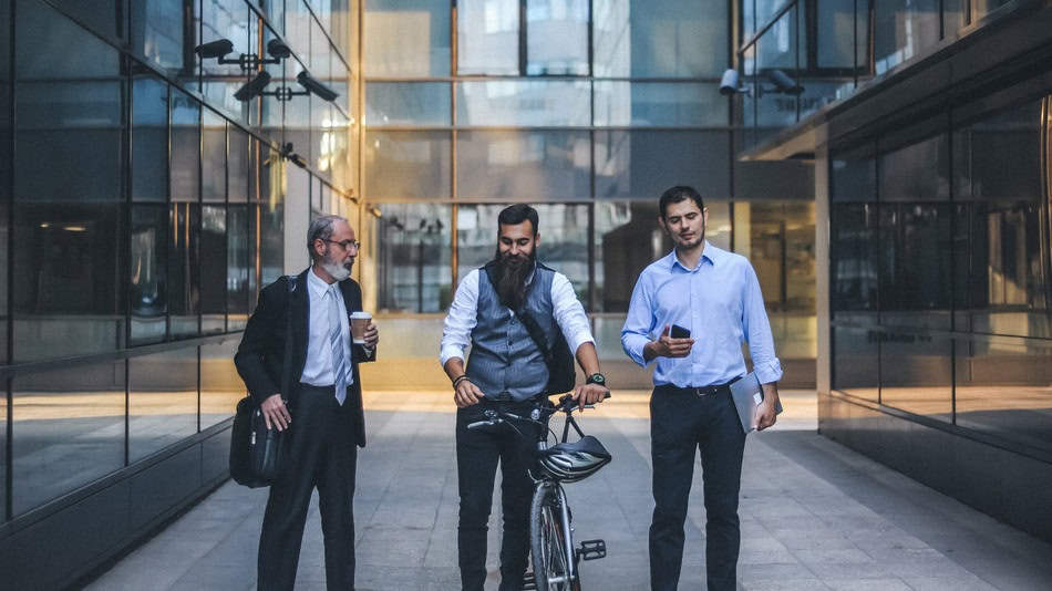 Entre los beneficios de andar en bicicleta de camino al trabajo destacan la mejora en la productividad y en el clima laboral