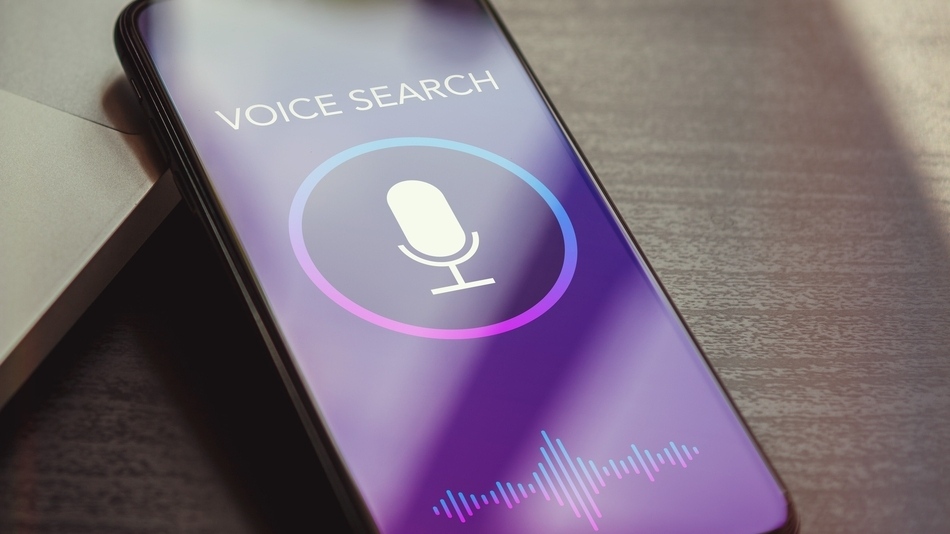 Hablar con el buscador de internet para pedirle lo que necesitamos encontrar, en lugar de escribirlo, es lo que se conoce como búsqueda por voz o voice searching