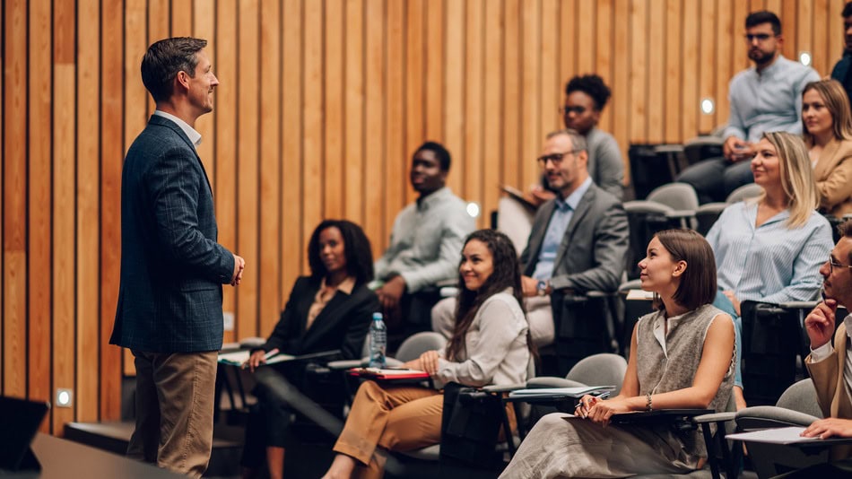 El coaching para directivos es una metodología que ofrece herramientas a los líderes para mejorar sus habilidades personales y profesionales