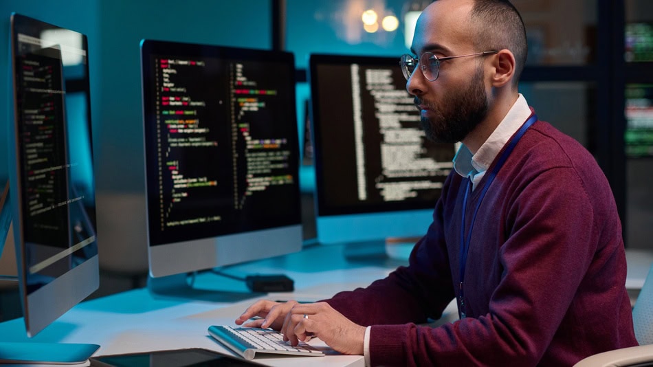 Un full stack developer es un profesional que se dedica al desarrollo y optimización de aplicaciones y sitios web