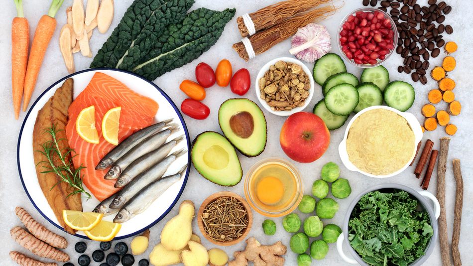 La dieta antiinflamatoria es un plan nutricional basado en ingerir verduras, grasas sanas y proteínas de calidad con el fin de reducir la inflamación crónica