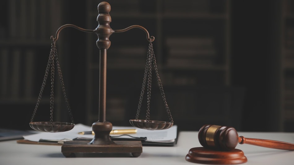 El profesional de la Abogacía es quien ejerce la dirección y defensa del cliente en toda clase de procesos judiciales