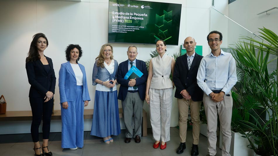 Foto de familia de autoridades académicas e institucionales junto con investigadores y empresas.
