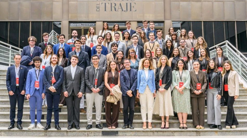 Foto de grupo de todos los alumnos reconocidos con la beca.