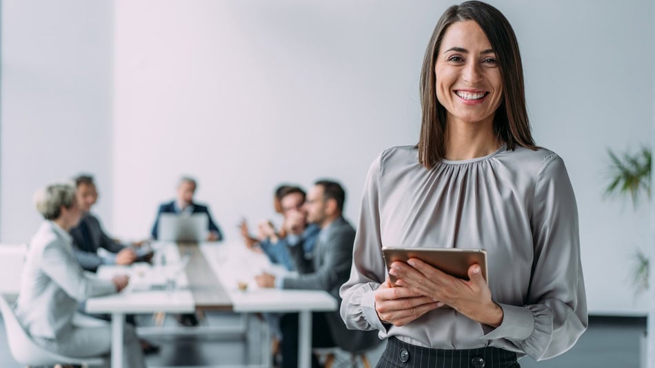 Para mejorar tus opciones de trabajar como lean manager es muy importante contar con certificaciones que validen tus conocimientos específicos en metodologías ágiles como Lean y Kanban