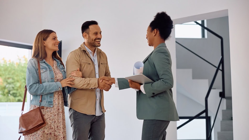 Un gestor inmobiliario es un profesional que facilita y gestiona transacciones relacionadas con la compra, venta, alquiler y administración de propiedades