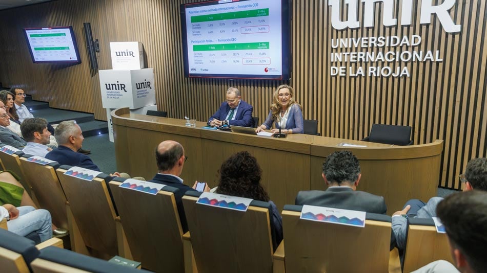 El rector de UNIR, José María Vázquez, y la consejera Belinda León, en la clausura del evento.