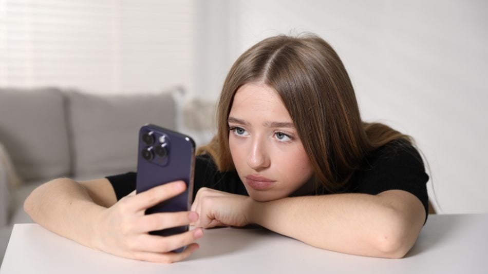 La comparación en redes sociales puede perjudicar la autoimagen en adolescentes.