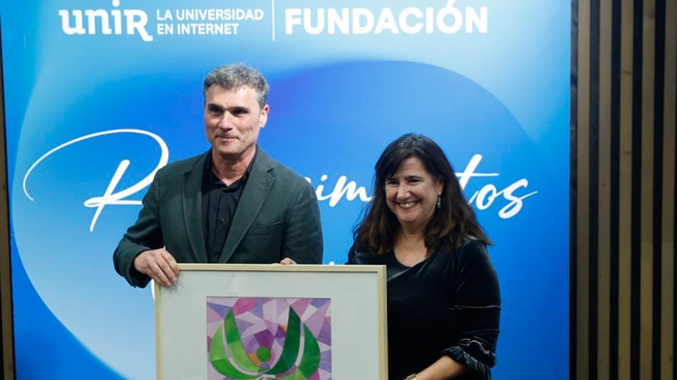 El gerente de Caja Rioja recogió el premio de manos de la vicerrectora de Acción Cultural, Teresa Santa María.