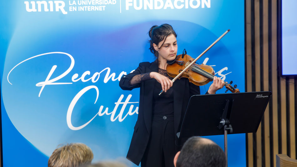 La gala de 2025 fue amenizada por una violinista.