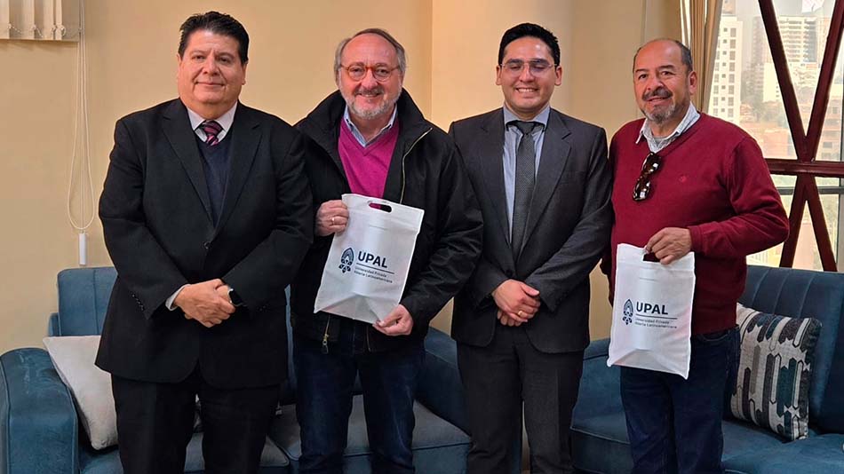 Manuel Herrera y Luis Iriarte con el rector y vicerrector académico de la Universidad Privada Abierta Latinoamericana.