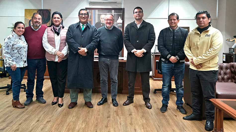 3.Manuel Herrera con el equipo de gobierno de la Universidad Autónoma Gabriel René Moreno de Santa Cruz.
