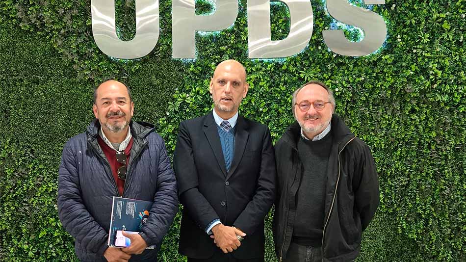 Manuel Herrera y Luis Iriarte con José Antonio Landriel, vicerrector académico de la Universidad Privada Domingo Savio.