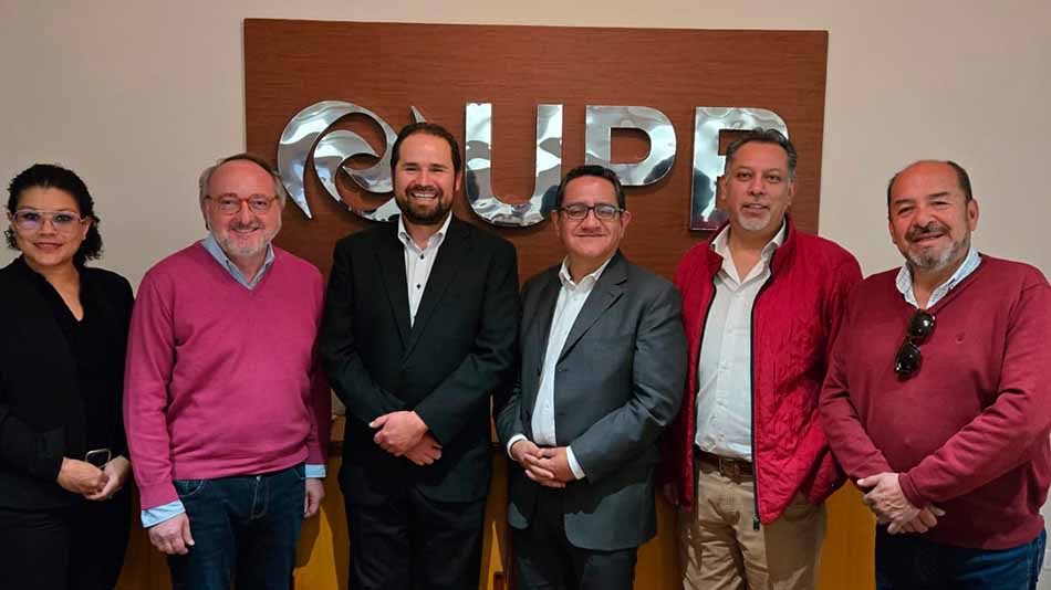 5.Manuel Herrera y Luis Iriarte con las autoridades de la Universidad Privada de Bolivia, en Cochabamba.