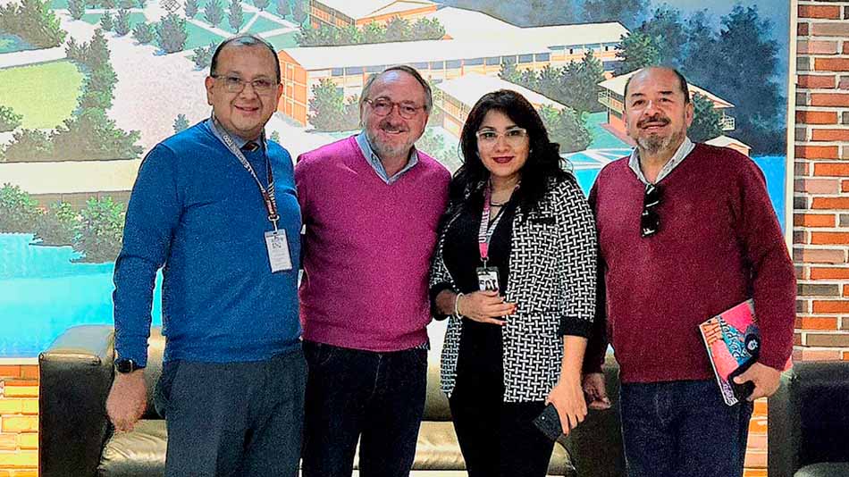 Manuel Herrera y Luis Iriarte con las autoridades de la Universidad Privada del Valle, en Cochabamba.
