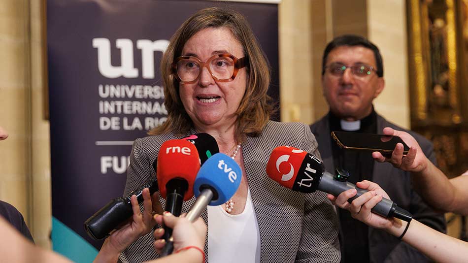 Ana Zabía, directora de Proyectos de Patrimonio Cultural de UNIR, y Víctor Manuel Jiménez, párroco de La Redonda, durante la presentación.