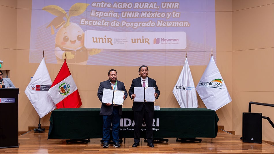 Vladimir Montes y Martin Santiva&ntilde;ez muestran el documento del convenio.