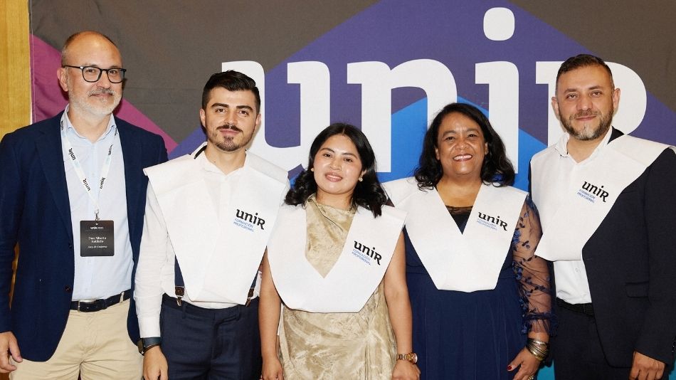 Algunos profesores acompañaron a los graduados en el acto.