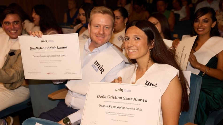 Los graduados recibieron su beca y diploma.