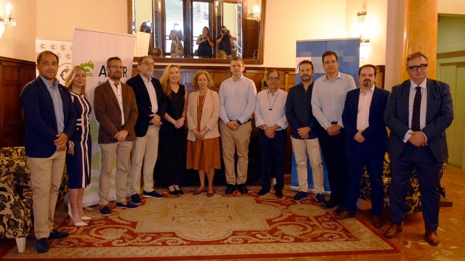 Autoridades y ponentes posan antes del evento celebrado en Logroño.