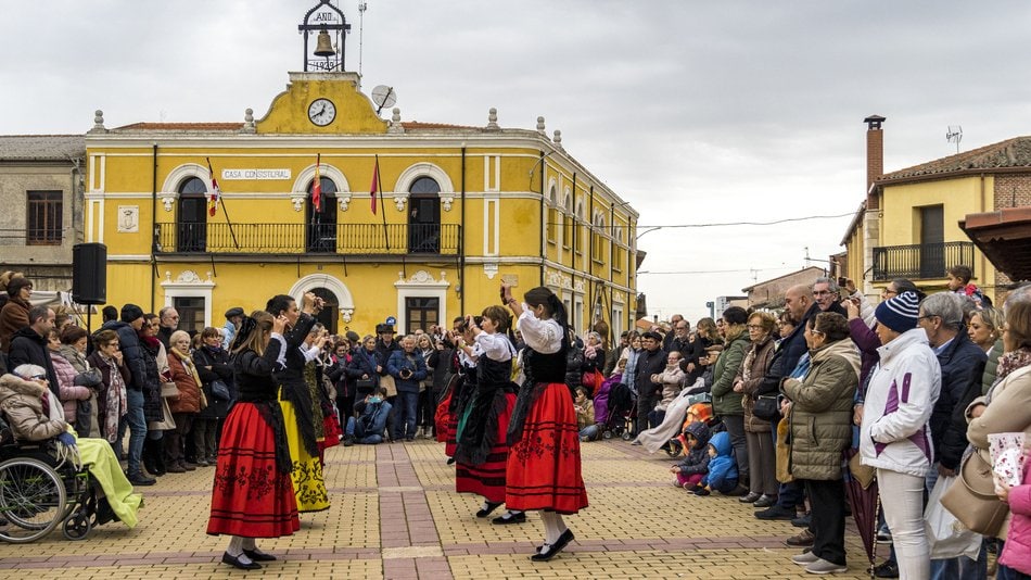 La música folk no solo contribuye a preservar la identidad de los pueblos, sino que su influencia sigue siendo fundamental para los sonidos actuales
