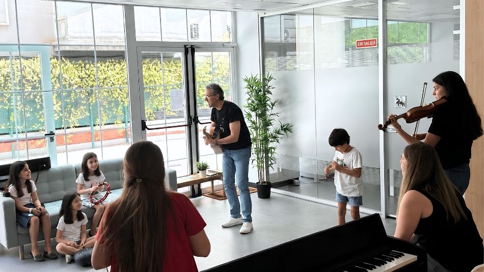 El grupo trabaj&oacute; con diferentes instrumentos durante la sesi&oacute;n.
