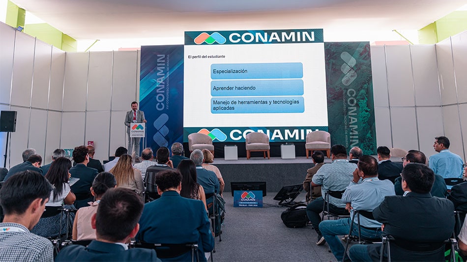 &Aacute;lvaro Ortega, director del &Aacute;rea de Empresa de la Facultad de Econom&iacute;a y Empresa en UNIR, abord&oacute; en su exposici&oacute;n la la evoluci&oacute;n de la curr&iacute;cula en Espa&ntilde;a 