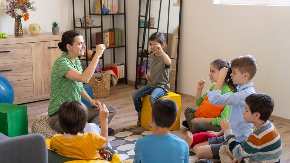 Los niños con Trastorno del Espectro Autista (TEA) presentan dificultades persistentes en la interacción y comunicación social