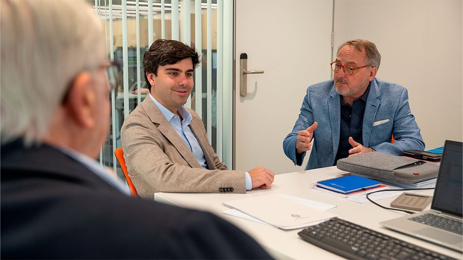A la derecha, Manuel Herrera, director académico de Relaciones Internacionales de UNIR, recordó las fortalezas de la alianza de OIJ con la universidad.