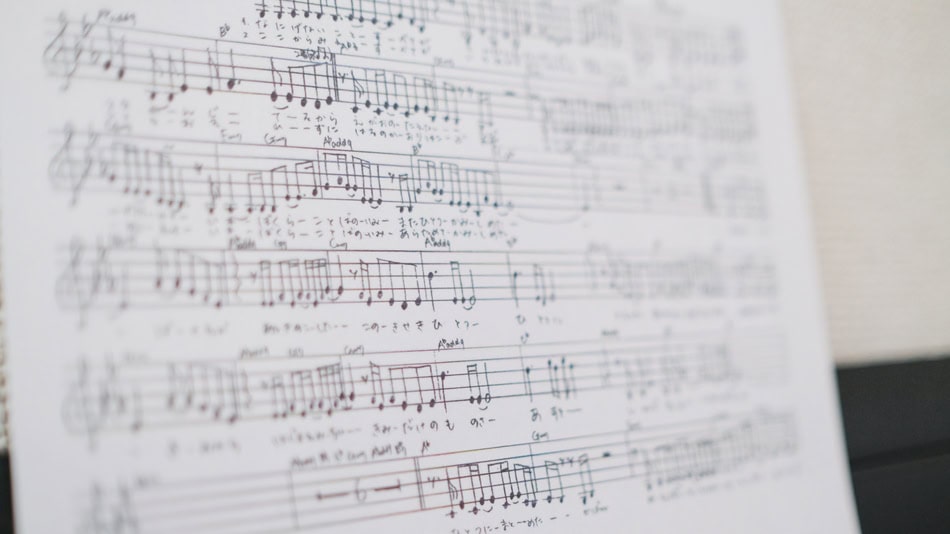 El sistema de notación musical no solo permite interpretar una partitura, sino también comprender cómo está construida una obra