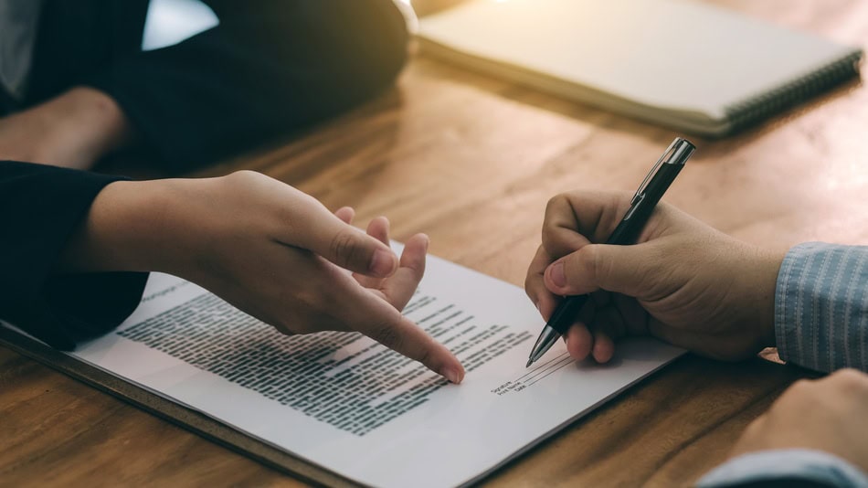 Existen empresas que ofrecen al trabajador la firma de un contrato mercantil cuando lo correcto sería suscribir un contrato laboral