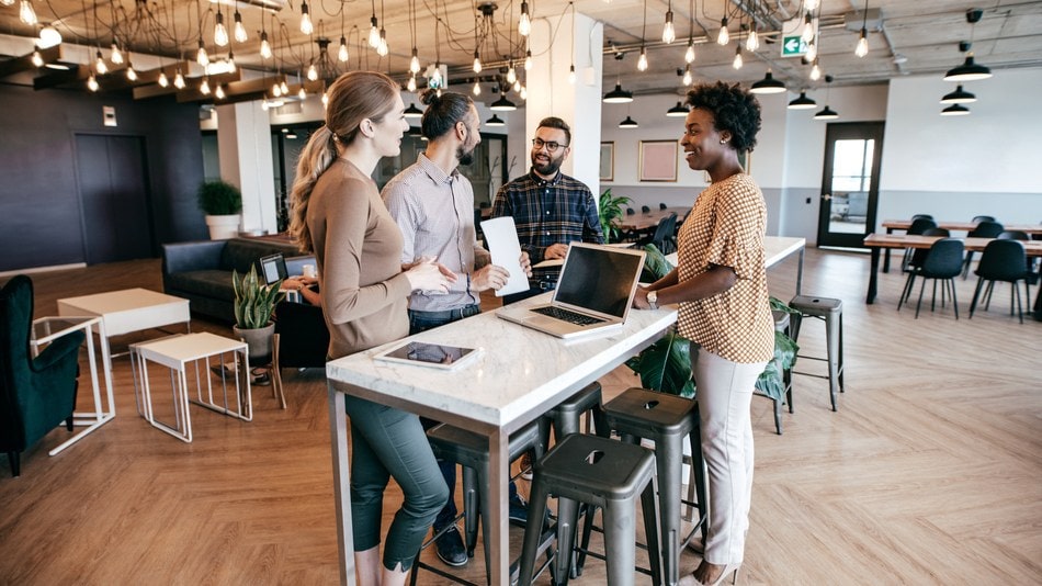 Un product manager es el responsable de identificar las necesidades de los consumidores y satisfacerlas a través del desarrollo y la entrega de productos