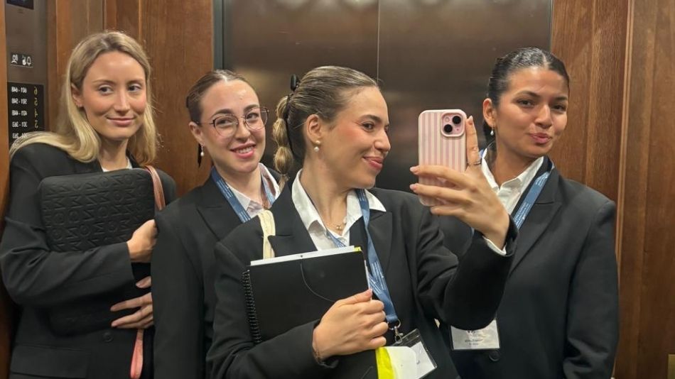 Las estudiantes de UNIR con su coach.