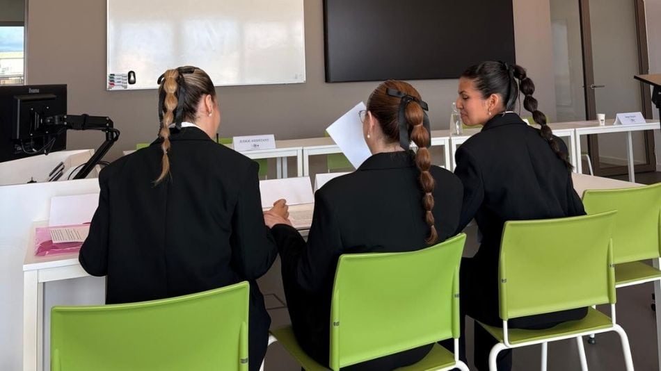 Las estudiantes preparando el caso antes de presentarlo.