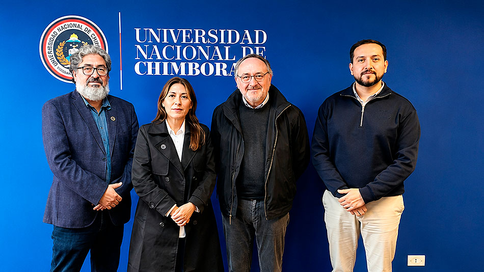 De izquierda a derecha: Daniel Álvarez, coordinador de Relaciones Nacionales e Internacionales de UNACH; Myriam Murillo, rectora de UNACH; Manuel Herrera, director académico de Relaciones Internacionales de UNIR; y Jorge Loayza, gerente de Programas de UNIR.