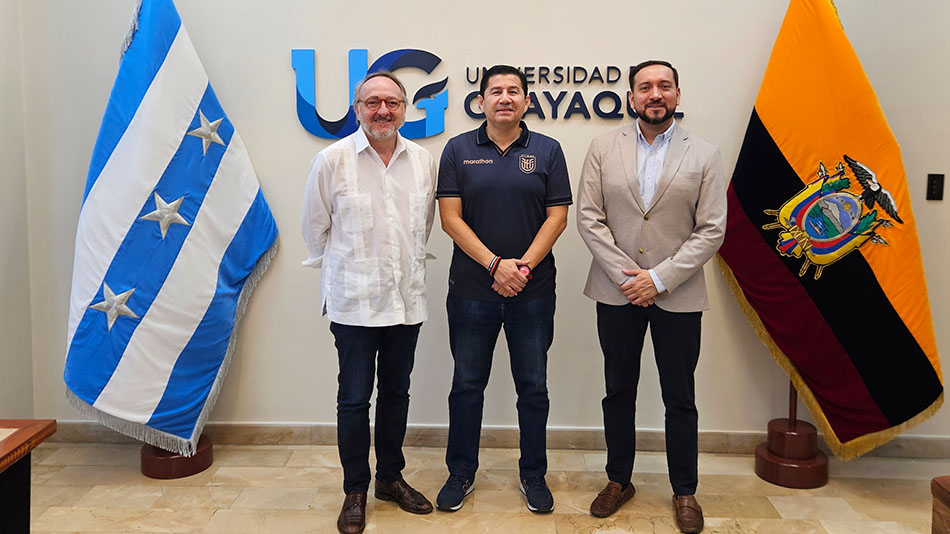 Manuel Herrera y Jorge Loayza, junto al rector de la Universidad de Guayaquil, Francisco Morán.