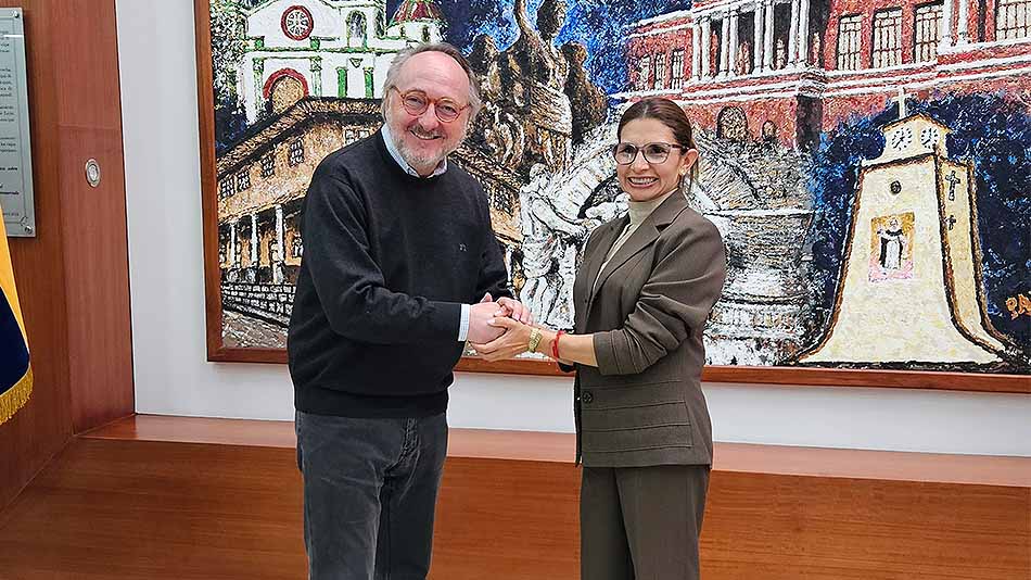 Manuel Herrera con Idalia Pacheco, rectora de la Universidad Técnica de Cotopaxi.