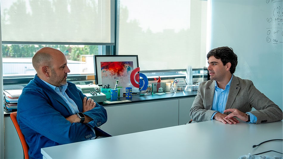 Rubén González Crespo, vicerrector de Organización y Planificación Académica de UNIR, escucha atento a Ignacio Rodríguez.