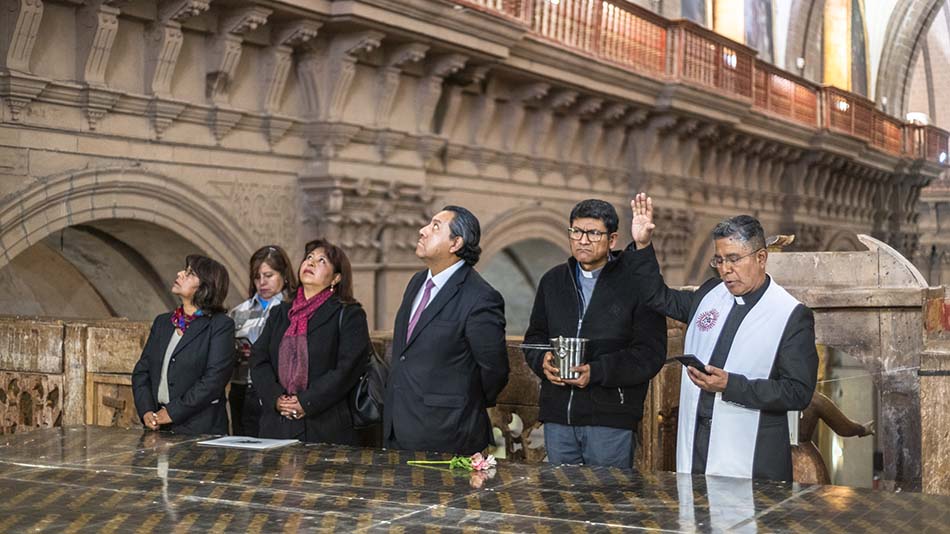 Padre Jorge Chac&oacute;n, Canciller del Arzobispado del Cusco, bendice las obras.